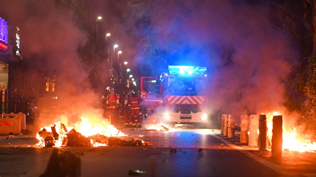 Francie se chystá na další drsnou noc. Do ulic vyrazí 45 000 policistů